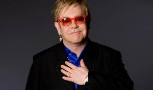 Elton si odskočí od partnera a dvou synů, aby zazpíval českým fanouškům